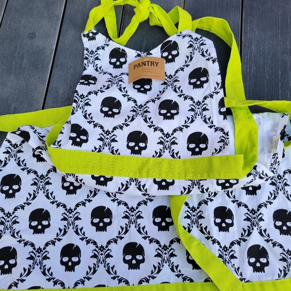 NWT ~ Halloween Apron ~ Skulls ~ Skeleton ~ Spooky!